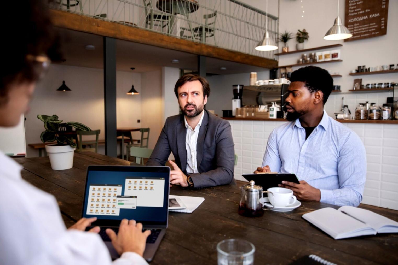 Studente che lavora su contenuti SEO al computer